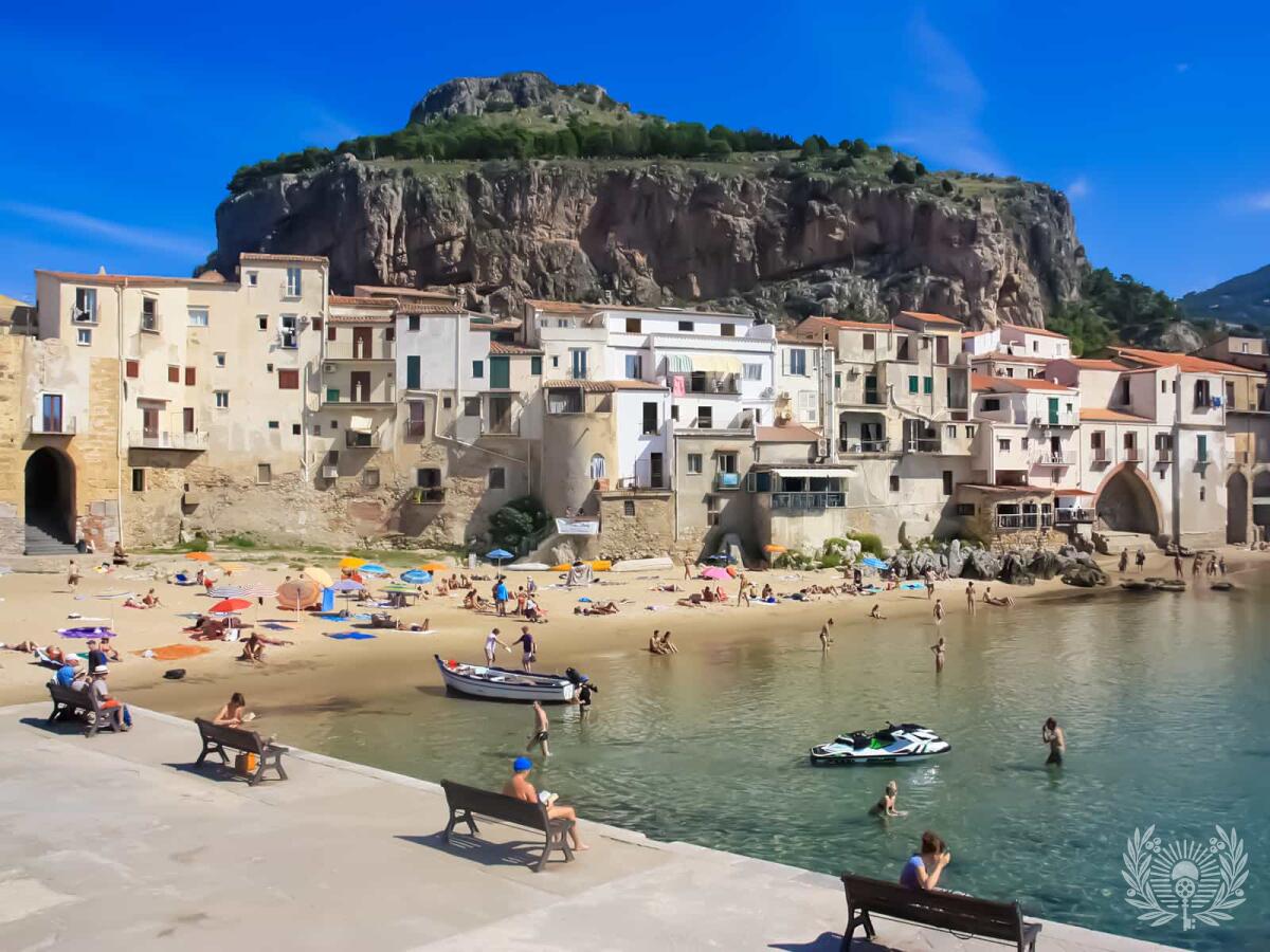 Cefalù sulla costa settentrionale della Sicilia: il centro storico e la cattedrale normanna ai piedi della Rocca